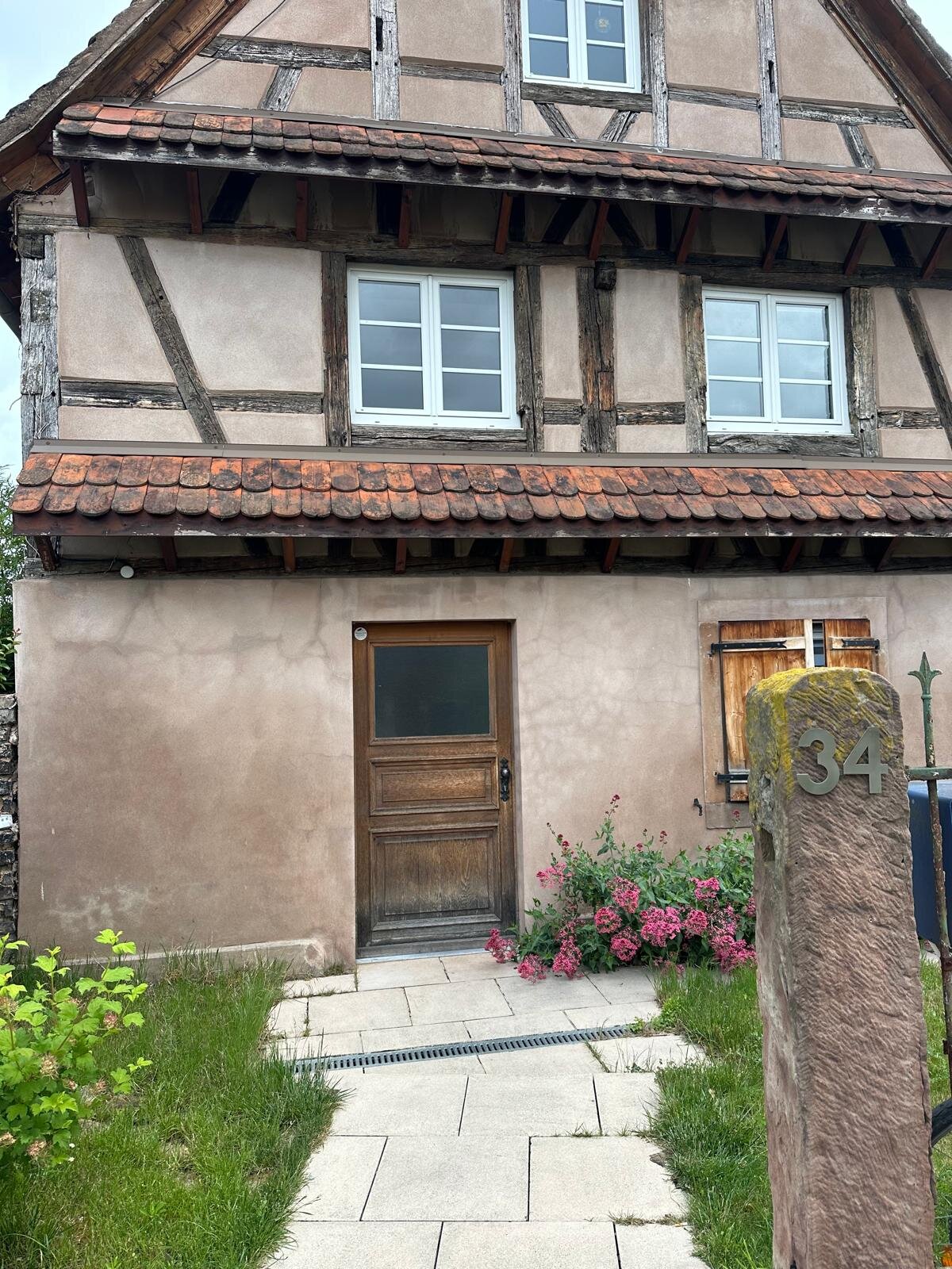 Façade du cabinet d'Aurélie Roethinger, 34 rue du Général Leclerc à Reichstett — maison alsacienne à colombages avec hortensias.